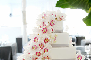 Beautiful white wedding cake design with pink flower design